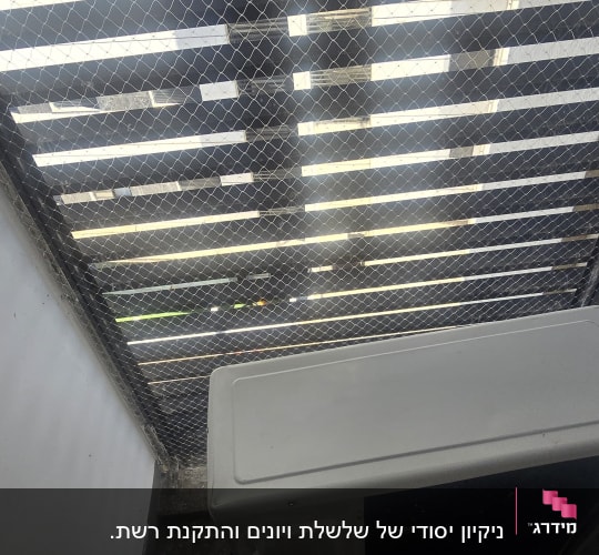 התקנת רשת נגד יונים מתוחה במסתור כביסה